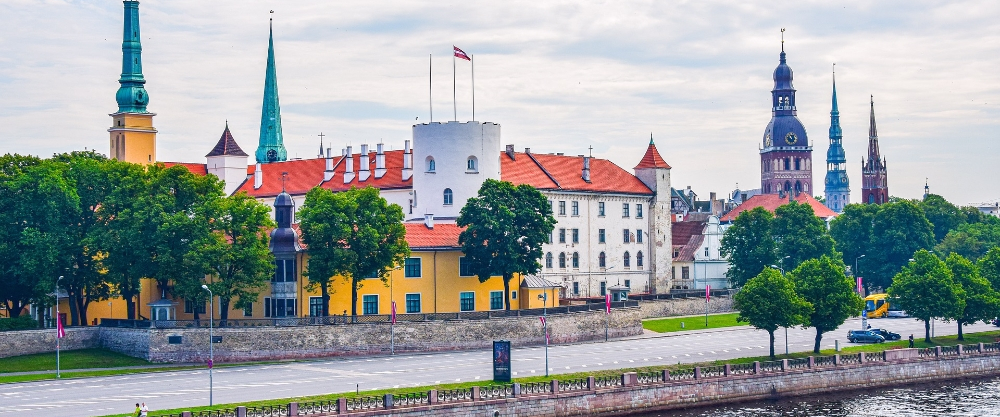 El Castillo de Riga, residencia oficial del presidente de Letonia y sede de museos nacionales, destacando la arquitectura histórica del casco antiguo en la capital letona.
